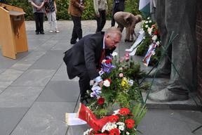 Mann bei der Kranzniederlegung