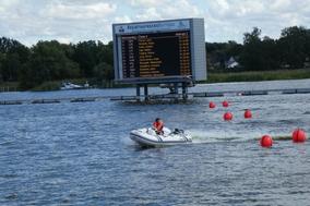 Schlauchbootfahrer vor der Anzeigetafel