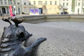 Der Waldmops am Brunnen auf dem Altstädtischen Markt.