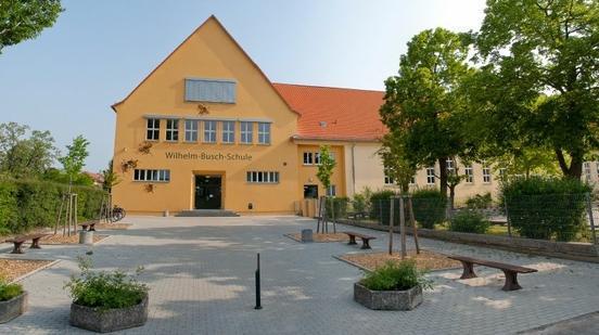 bald füllen sich wieder die Schulhöfe, zum Beispiel an der Wilhelm-Busch-Schule mit 89 neuen ABC-Schützen