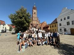 Gruppenfoto mit Oberbürgermeister Scheller vor dem Rathaus.
