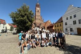 Gruppenfoto mit Oberbürgermeister Scheller vor dem Rathaus.