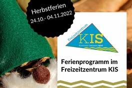 bunte Herbstblätter und ein grüner gebastelter Wichtel, darauf der Text: Stadt Brandenburg. Herbst an der Havel; Ferienprogramm im Freizeitzentrum KIS; Herbstferien 24.10.-04.11.2022