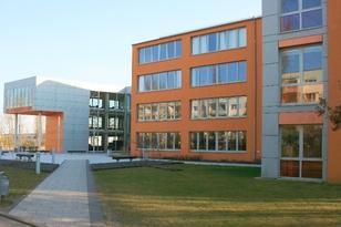 Rote Fassade eines Schulgebäudes