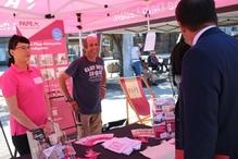 Der Oberbürgermeister ist auf dem Neustädtischen Markt an den Aktionsständen und spricht mit den Pflegedienstleistern