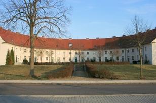 Rund geformtes Wohnhaus mit zwei Stockwerken und Vorhof