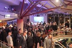 Auf einer Leinwand konnte die Festveranstaltung auch im Foyer des Theaters verfolgt werden