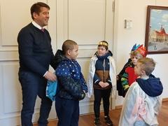 Mit Spenden und einem Rucksack mit Malöbüchern und Stiften machten sich die Kinder auf den Rückweg.