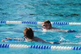schwimmende Kinder
