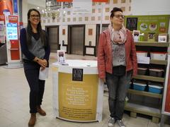 REWE-Markt-Leiterin Frau Voigt und Kirstin Ohme (rechts), Fachgruppenleiterin Umwelt- und Naturschutz, bei der Vorstellung der Aktion Biotonne