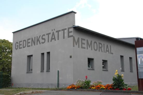 Foto der Gedenkstätte Brandenburg an der Havel: Graues Haus mit Flachdach und der Aufschrift Gedänkstätte