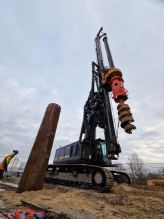 Mittels Spiralbohrer kommt die Erde aus dem Bohrloch.