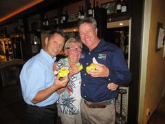 Mit dem Chef-Organisator der Kanu-Marathon-WM 2017 (rechts) reist die kleine gelbe QuietscheEnte nach Südafrika.