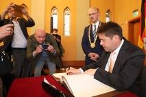 Vorgänger Steffen Scheller durfte sich ins Goldene Buch der Stadt eintragen.