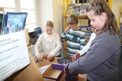 Schüler beim Basteln mit Experimentierkästen.