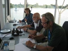 Mit strengem Blick wird der faire Ablauf der Wettkämpfe überwacht.