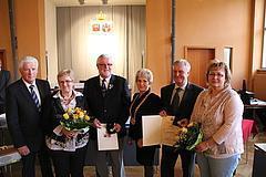 Gemeinsames Gruppenfoto der Geehrten mit dem SVV-Vorsitzenden, der Oberbürgermeisterin und den Ehefrauen.