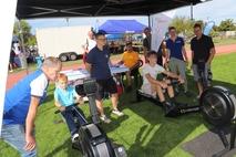 Ruder-Ergometer-Wettkampf am Stand des Plauer Ruderclubs.