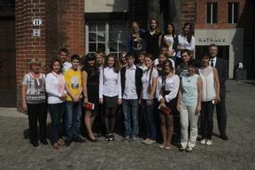 Schülergruppe vor dem Roland