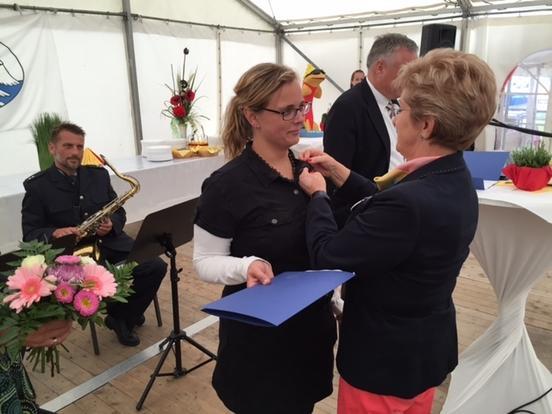 Oberbürgermeisterin Dr. Dietlind Tiemann zeichnet Ivonne Hofmeister aus.