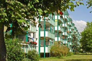 Wohnhaus mit Balkonen und einer Wiese 
