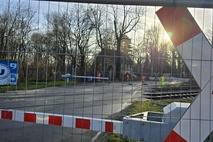 Blick auf den noch abgesperrten Bahnübergang.