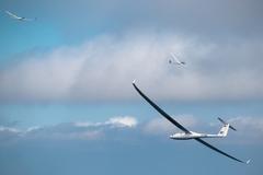 Segelflieger nahe den Wolken