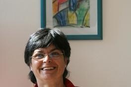 Christine Norden vor einem ausgestellten Kunstwerk