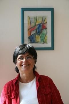 Christine Norden vor einem ausgestellten Kunstwerk