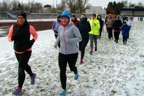 Mehr als 100 Läuferinnen kamen zum traditionellen Frauenlauf zum Stadion am Quenz am 17.03.2018
