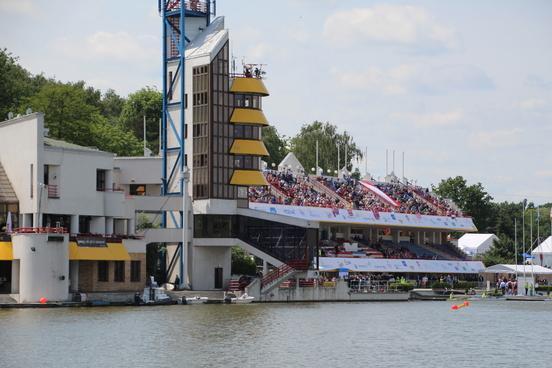 Zielturm und Tribüne der Regattastrecke in Poznan.