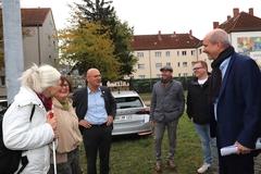 Jörg Vogel (rechts) begrüßte die Teilnehmer der Busfahrt.