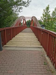 Sicht auf die Näthewindebrücke in Brandenburg an der Havel: Neue Bohlen, Rotes Holzgeländer links und rechts