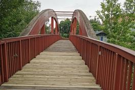 Sicht auf die Näthewindebrücke in Brandenburg an der Havel: Neue Bohlen, Rotes Holzgeländer links und rechts