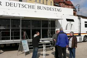 Reges Interesse am Bundestag-Infomobil