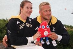 Edina Müller bekam von Olympiasieger Max Rendschmidt ein Maskottchen für Paris