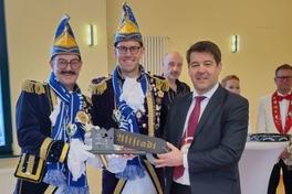 Das BKC-Prinzenpaar Alexander und Steffen gab am Aschermittwoch Oberbürgermeister Steffen Scheller den Schlüssel für die Altstadt zurück.