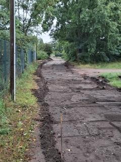 begonnene Instandsetzung der Fahrbahn