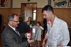 Hans-Jürgen Arndt bei Präsentüberreichung an einen Bewohner Ivrys