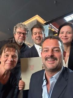 Freude über den neuen Vertrag