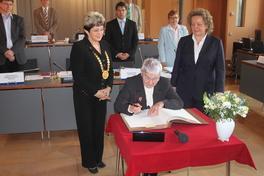 Goren-Gothelf trägt sich in das "Goldene Buch der Stadt Brandenburg an der Havel" ein