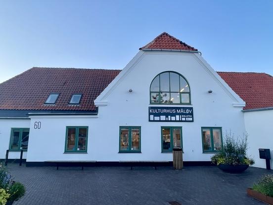 Frontansicht des Måløv Kulturhus