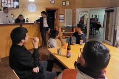 Beim Snack diskutierten die Jugendlichen mit Steffen Scheller.