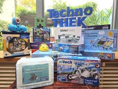 Spiele und Experimentierkästen, die in der Kinderbibliothek entliehen werden können.