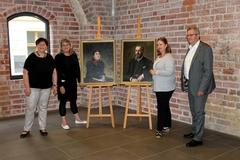 Fielmann AG schenkt Stadtmuseum zwei Porträts