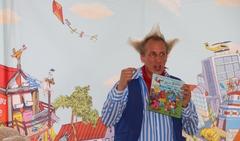 Herr Wolke präsentiert das Buch.