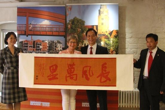 Der stellvertretende Generealsekretär der Weixian Regierung Qingjie An übergibt der Stadt Brandenburg ein Gastgeschenk aus China