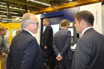 Steffen Scheller mit dem Leiter des Industriebereiches Michael Wellenzohn.