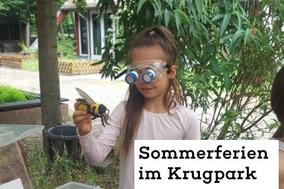 Poster des Sommerferienprogramms vom Krugpark: Mädchen mit einer Entdeckerbrille und einer Biene in der Hand im Vordergrund. 