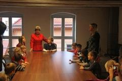 Dort, wo sonst die Beigeordneten beraten, "besetzten" die Kita-Kinder die Stühle